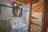 Bathroom of this wooden house in Alhaurín el Grande