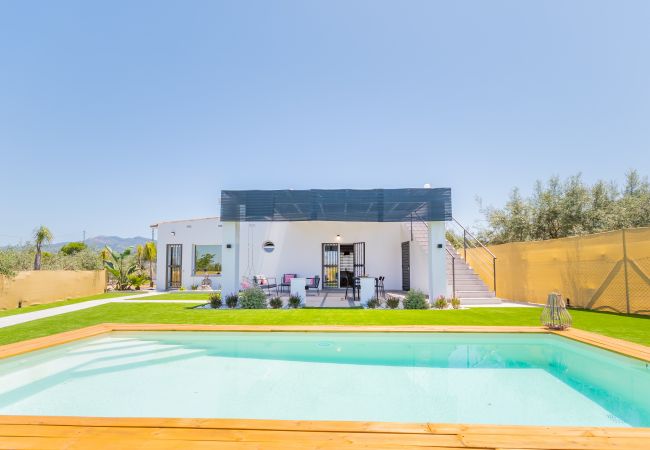 Private pool of this estate in Alhaurín el Grande