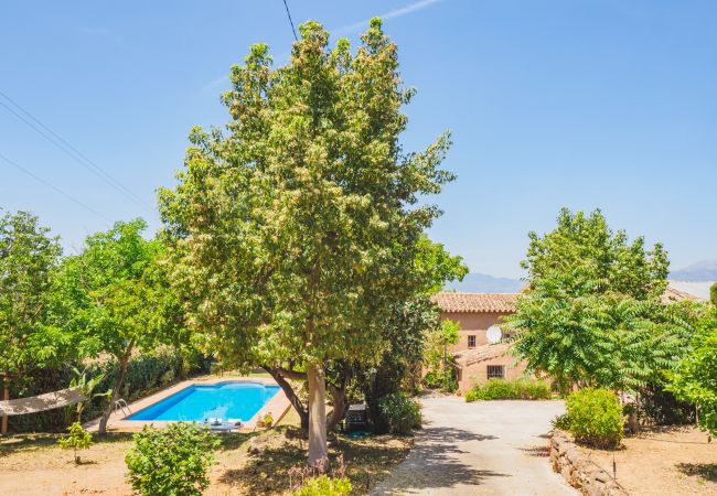 Exteriors and entrance of Casa Rural El Nogal