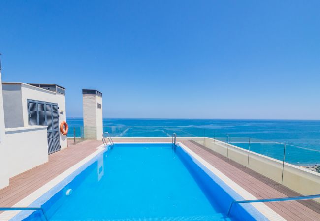 Piscine sur le toit de la communauté. Vues sur la plage et Malaga